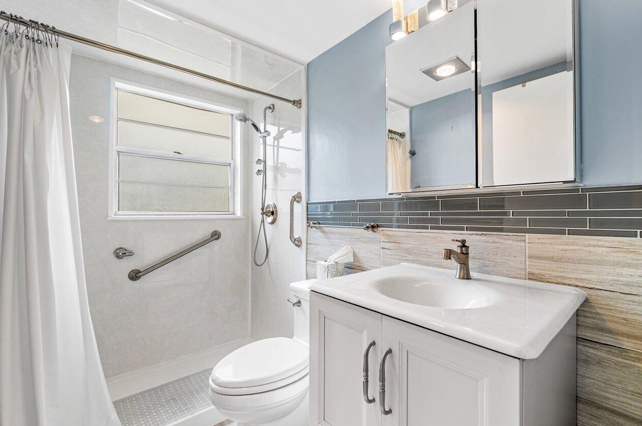 74 Mansfield B, Boca Raton FL 33434-4924 exterior