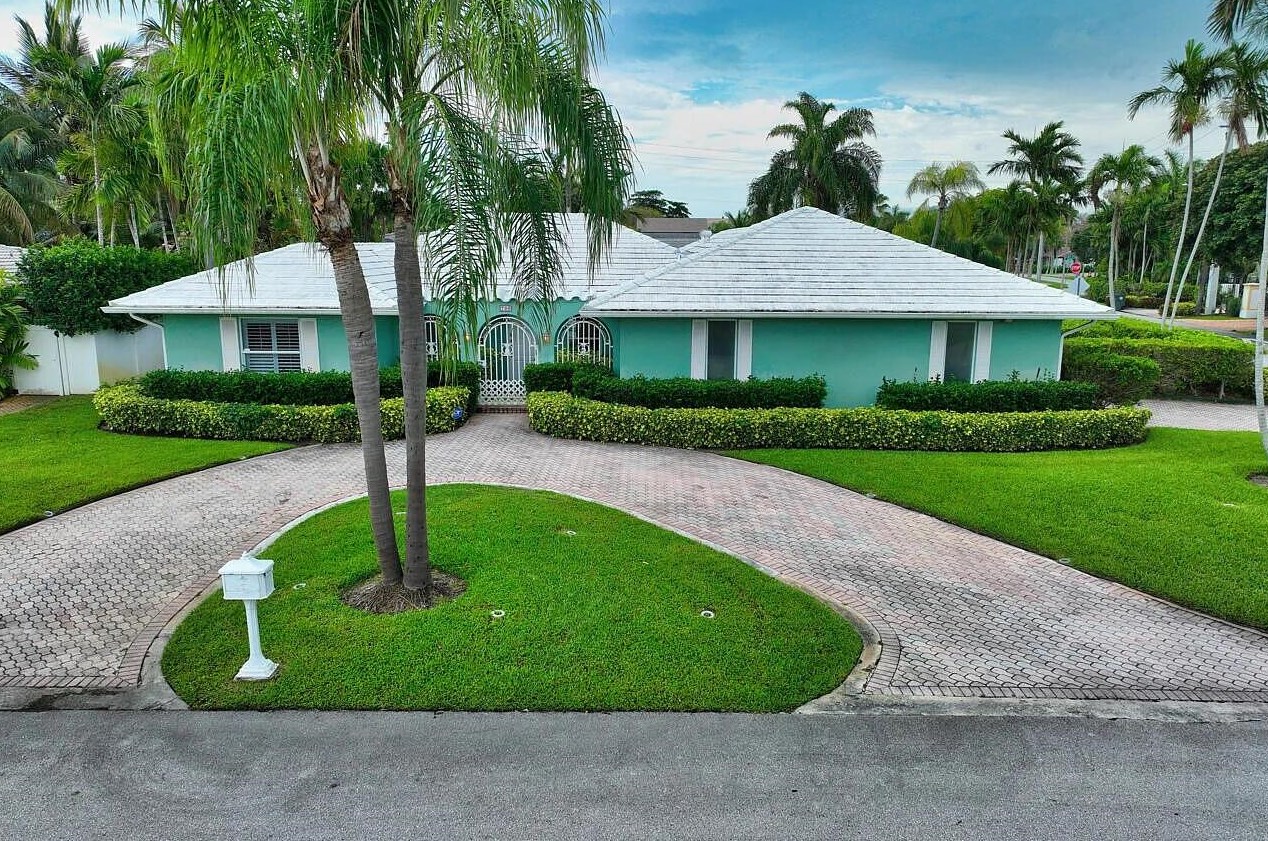 700 Valencia Dr, Boca Raton, FL 33432