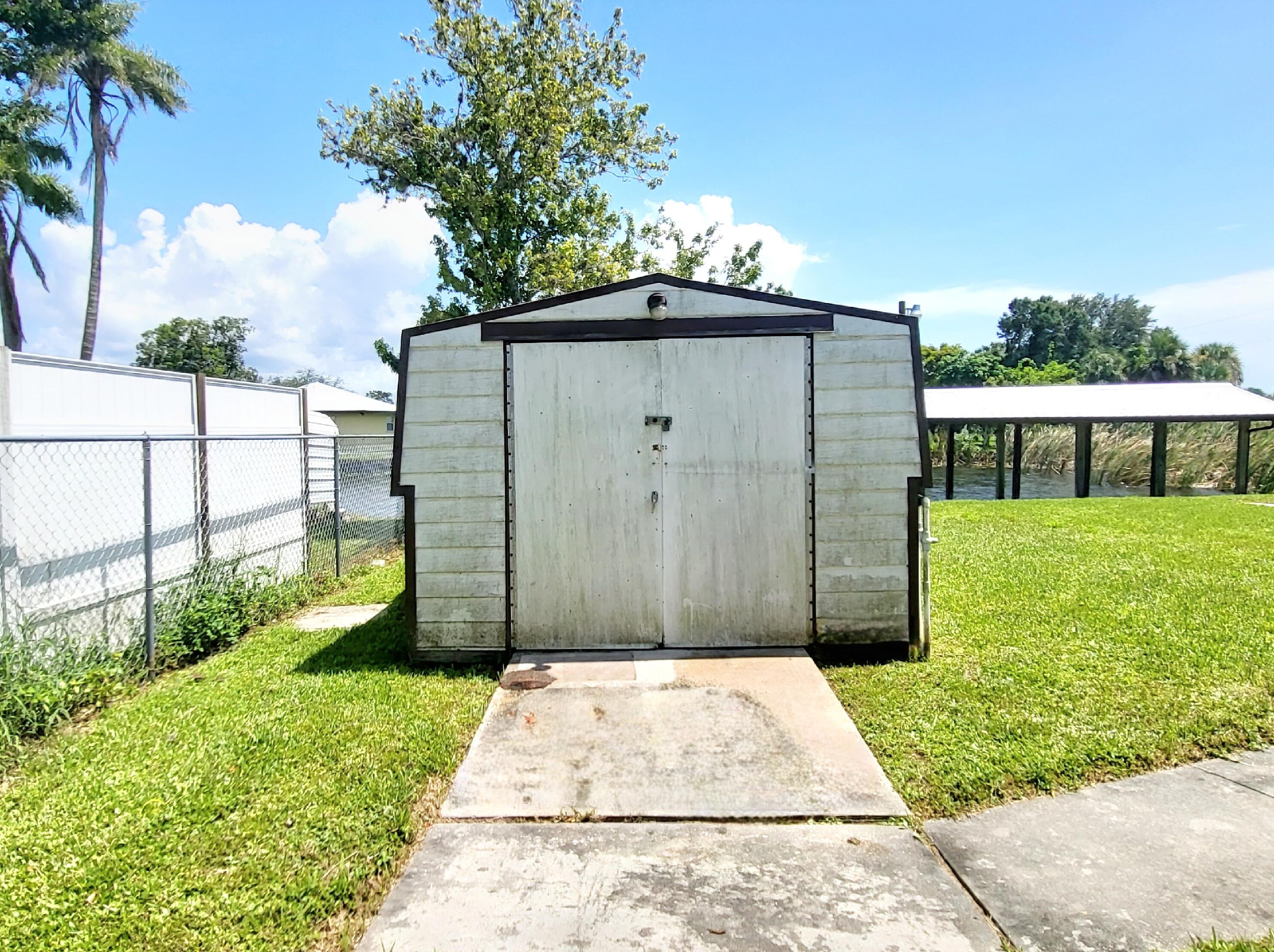 1031 Lk Dr, Okeechobee FL 34974-0299 exterior