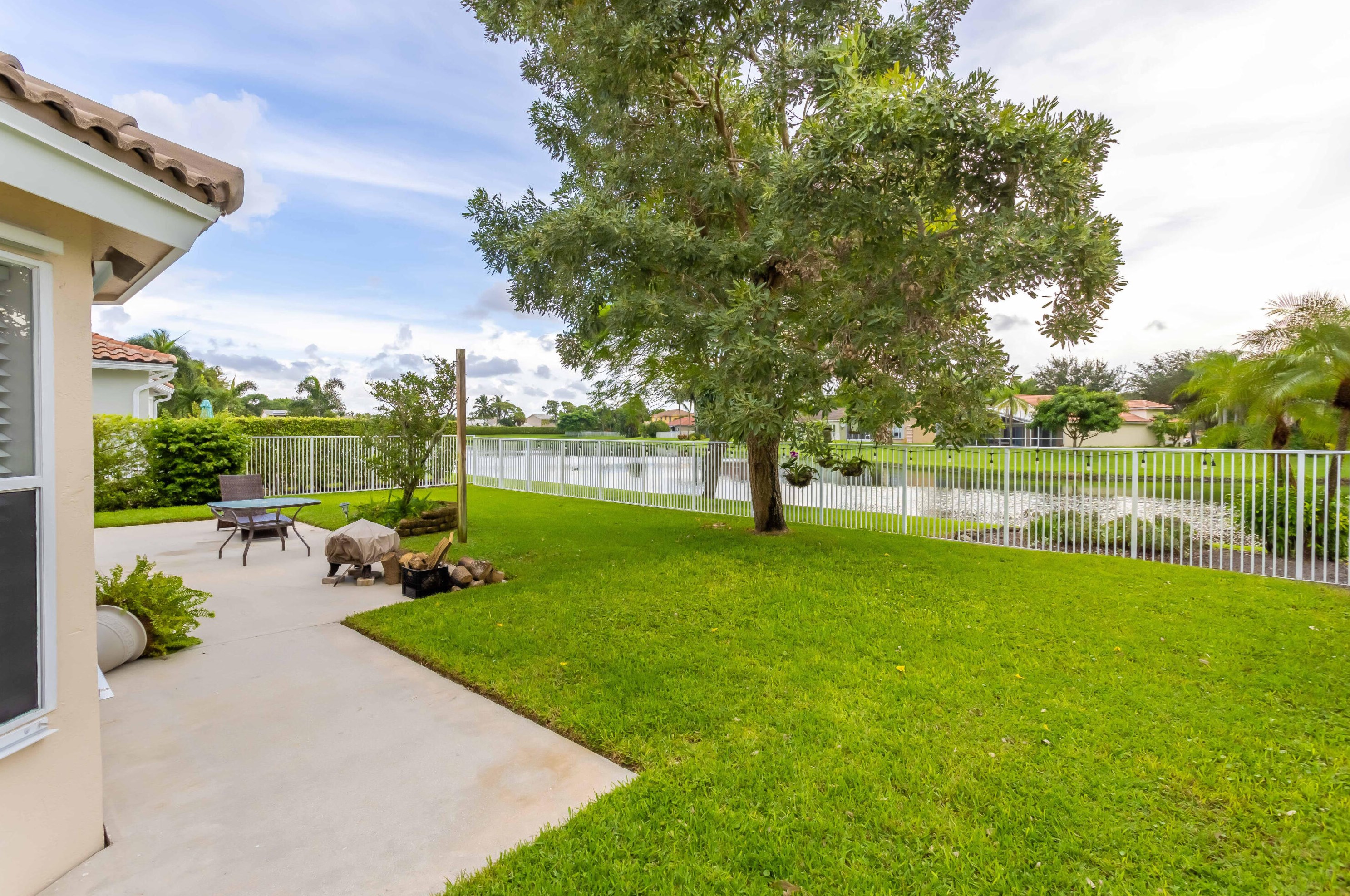 6006 Las Colinas Cir, Lake Worth FL 33463-6560 exterior