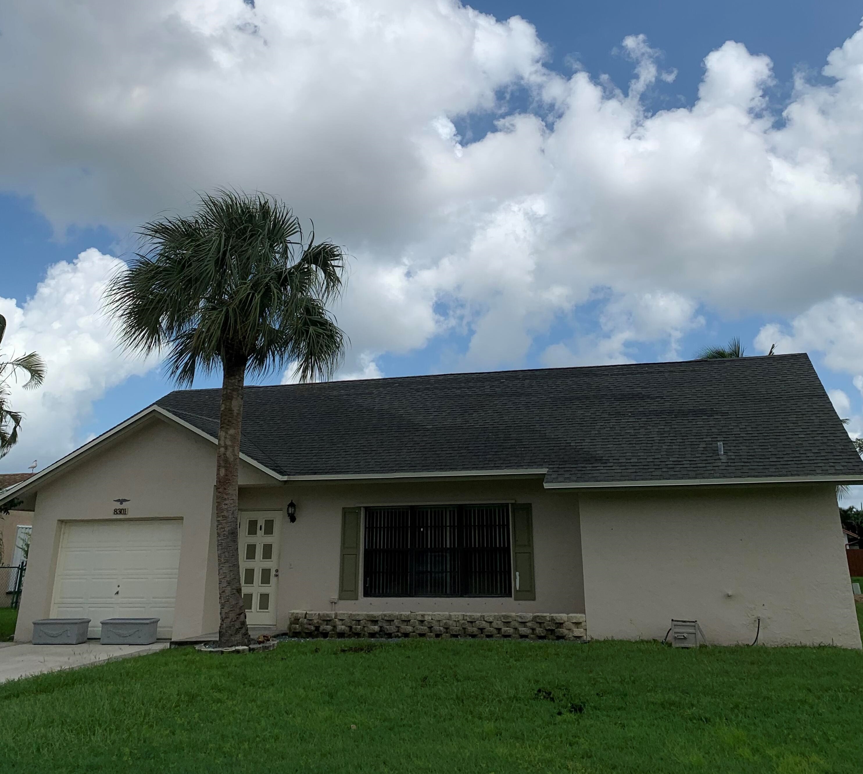 8301 Waccamaw Ln E, Lake Worth, FL 33467