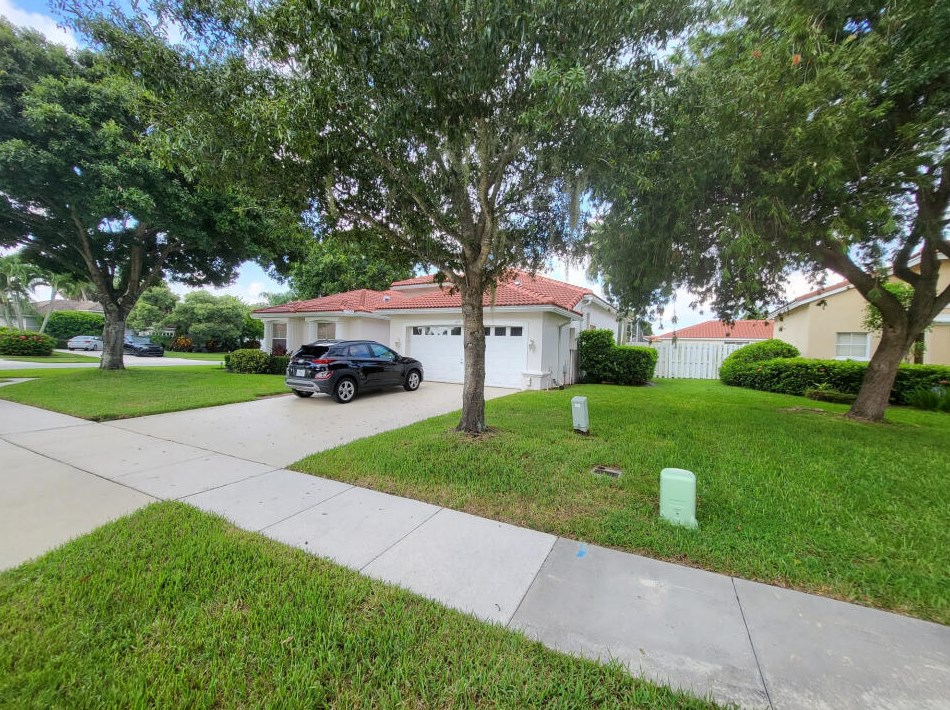 6751 Las Colinas Ln, Lake Worth, FL 33463-6564