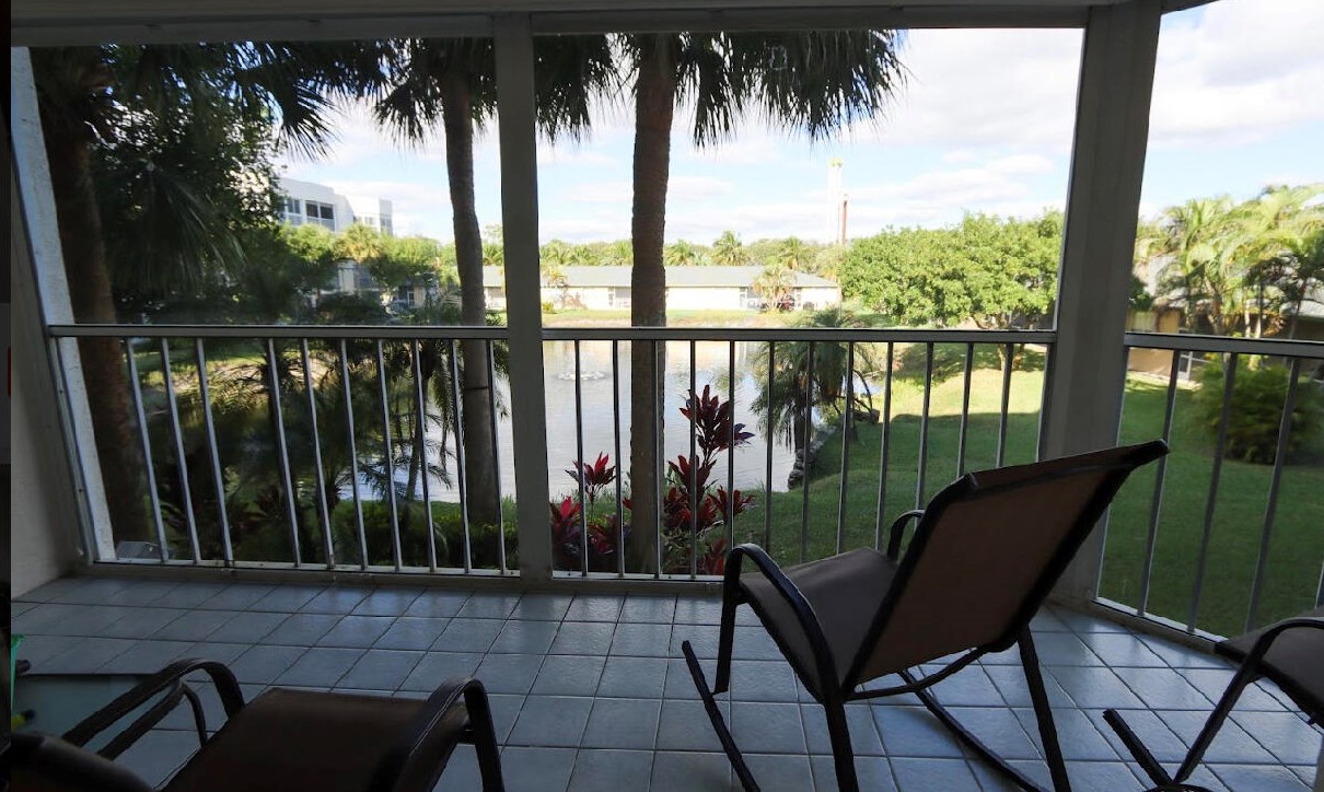 3146 Via Poinciana, Lake Worth FL  33467-1995 exterior