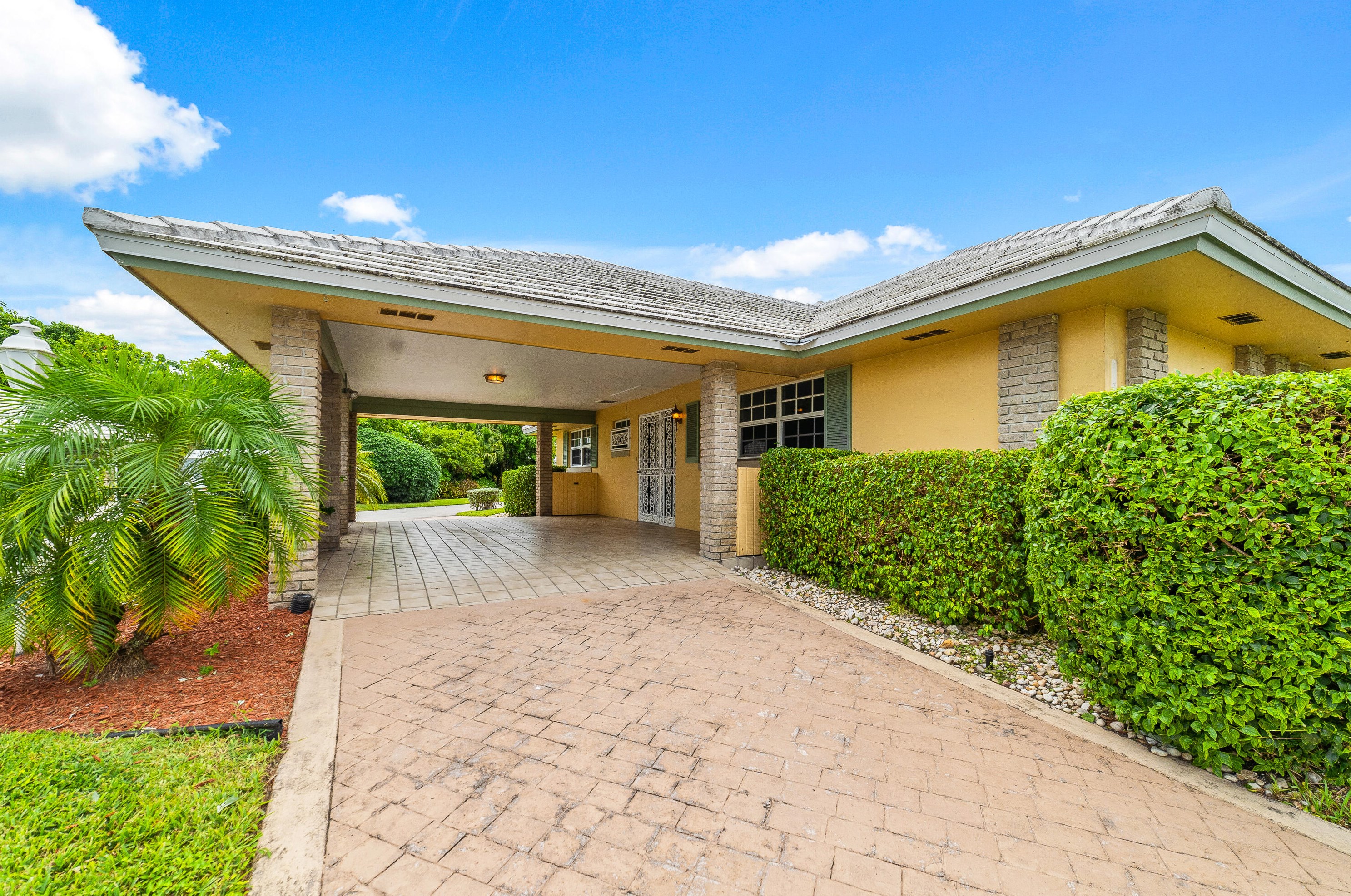 343 Yorktowne Cir, Lake Worth, FL 33462-1131