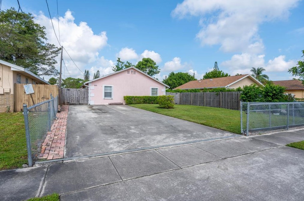 525 Fleming Ave, Lake Worth, FL 33463-1900