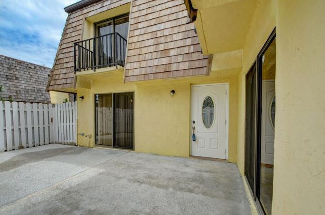 131 Woodland Rd, Lake Worth, FL 33461