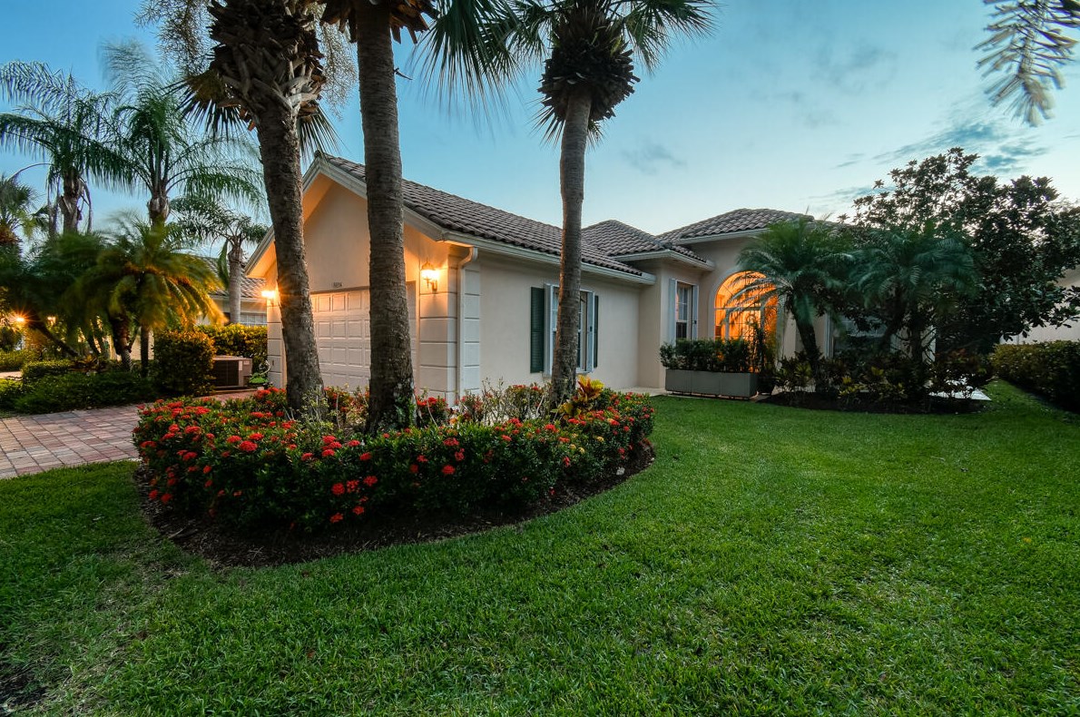 8814 Retreat Dr, Hobe Sound, FL 33455-8903