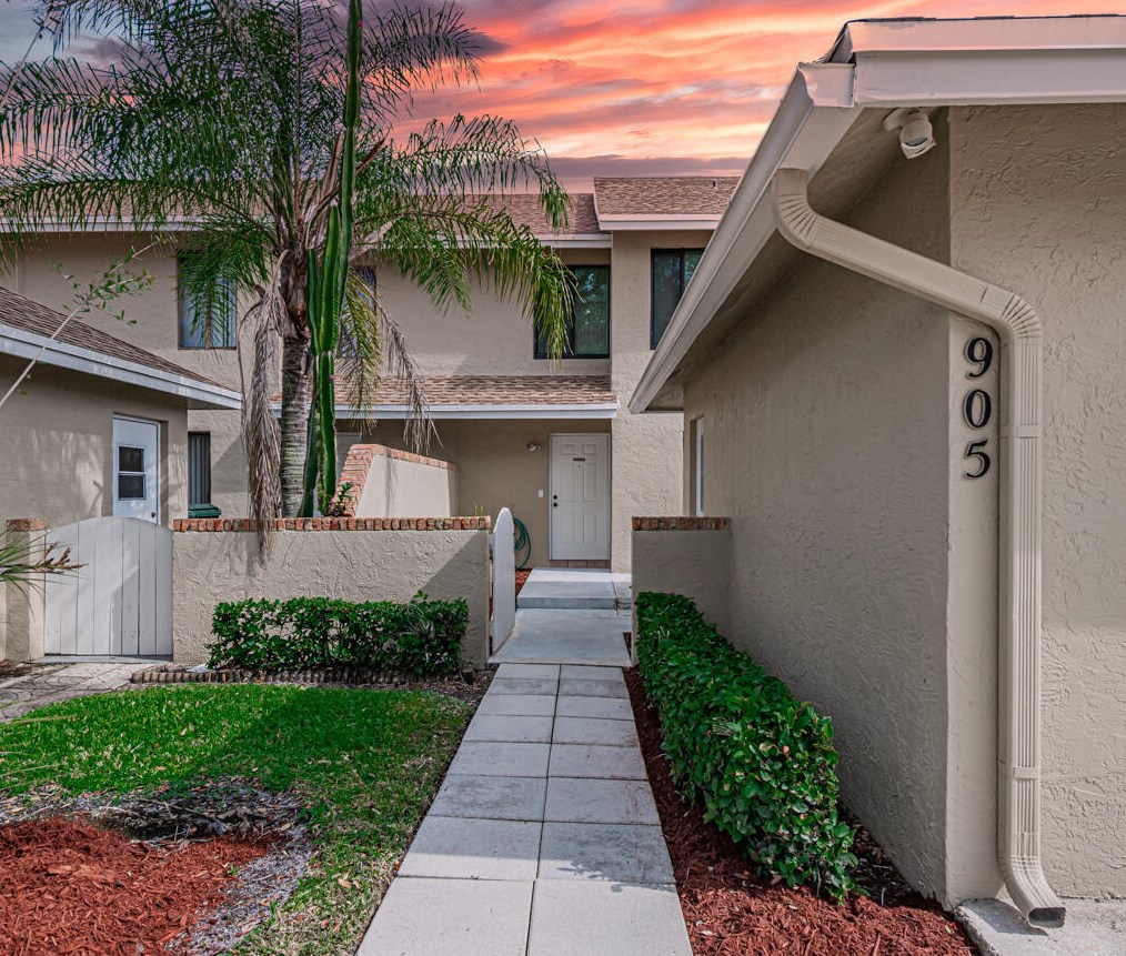 905 Maplewood Dr, West Palm Beach, FL 33415-1468