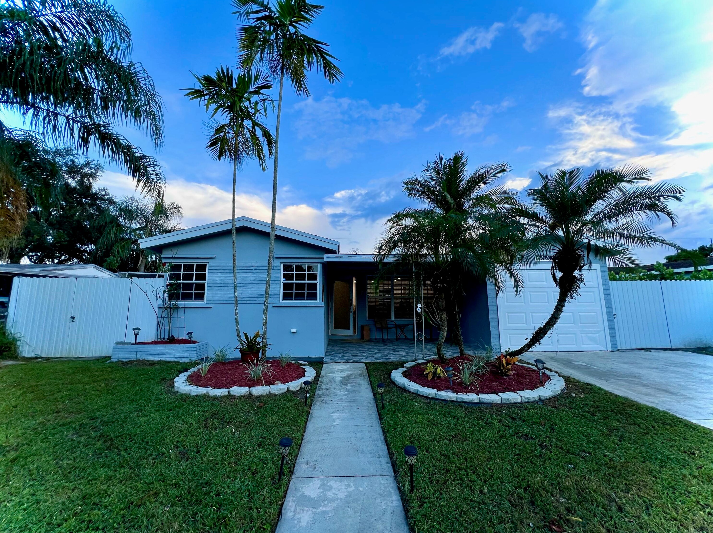 6620 Evans St, Hollywood, FL 33024-1910