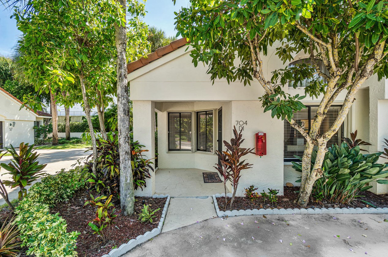 704 Sea Oats Dr, West Palm Beach, FL 33408