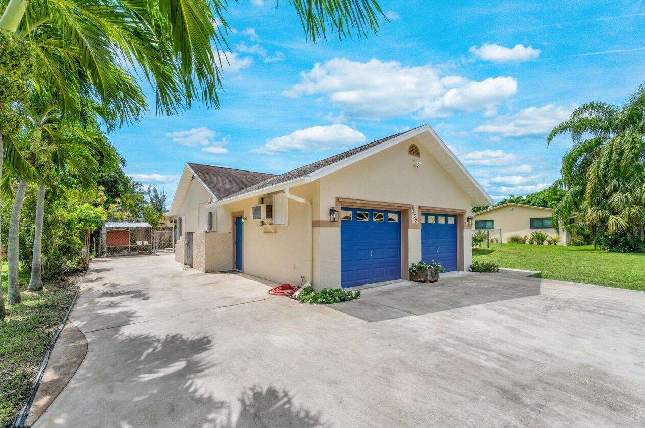 2532 Sundown Ln, Lake Worth, FL 33462