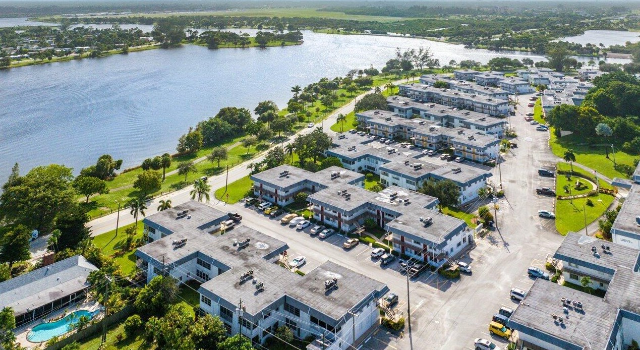 3320 Lake Osborne Dr, Lake Worth FL  33461-5902 exterior