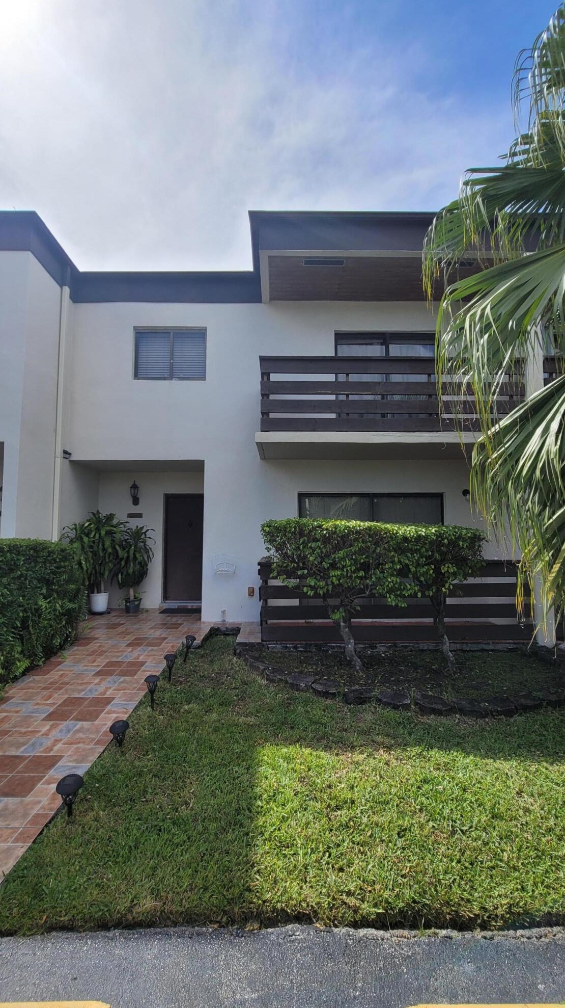 8275 7th St, Miami, FL 33126-3901