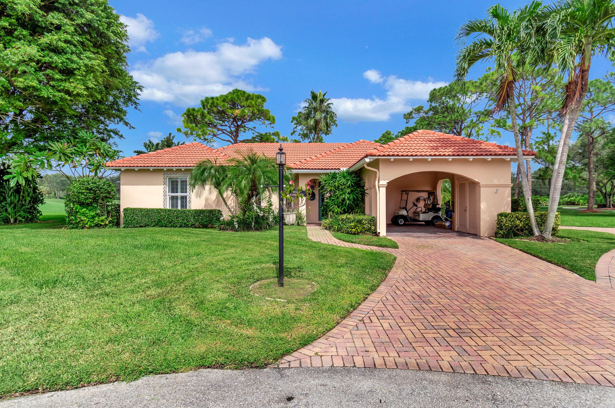 11 Fairway Dr, Boynton Beach, FL 33436-5542