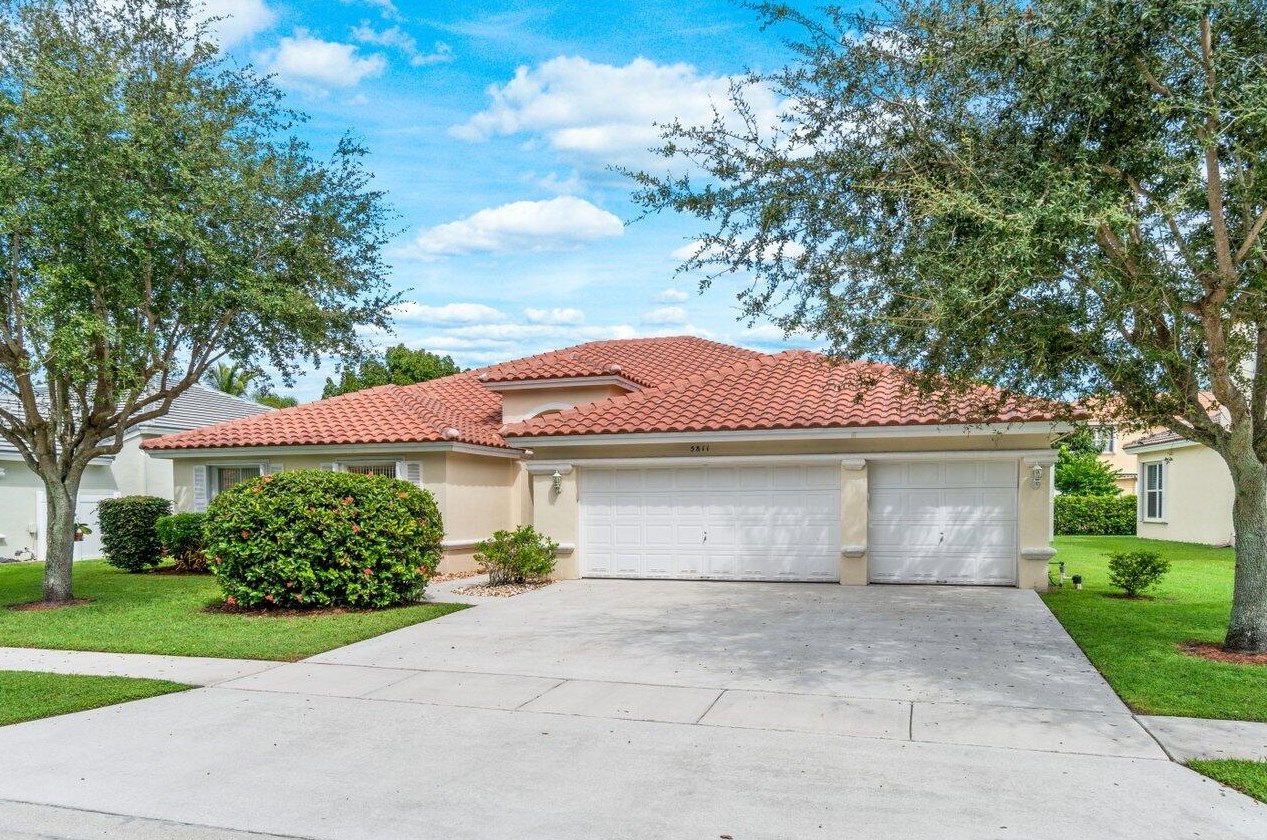 5811 La Gorce Cir, Lake Worth, FL 33463-7376