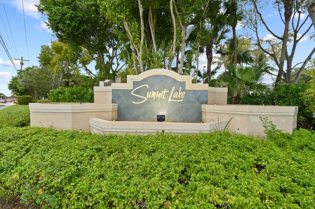 952 Summit Lake Dr, West Palm Beach, FL 33406