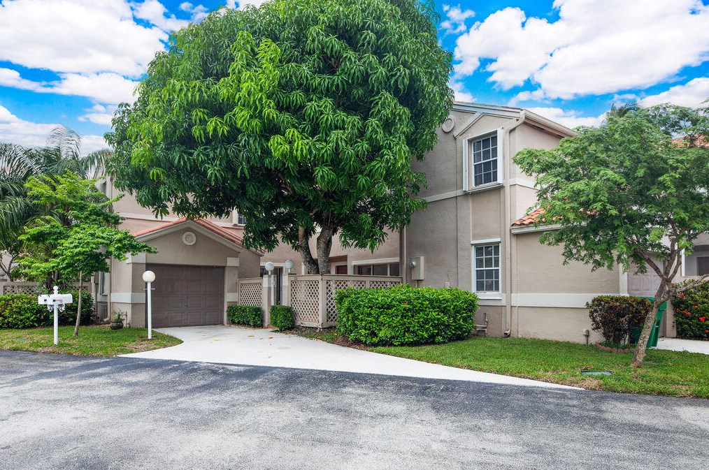 11151 Nautilus Dr, Hollywood, FL 33026