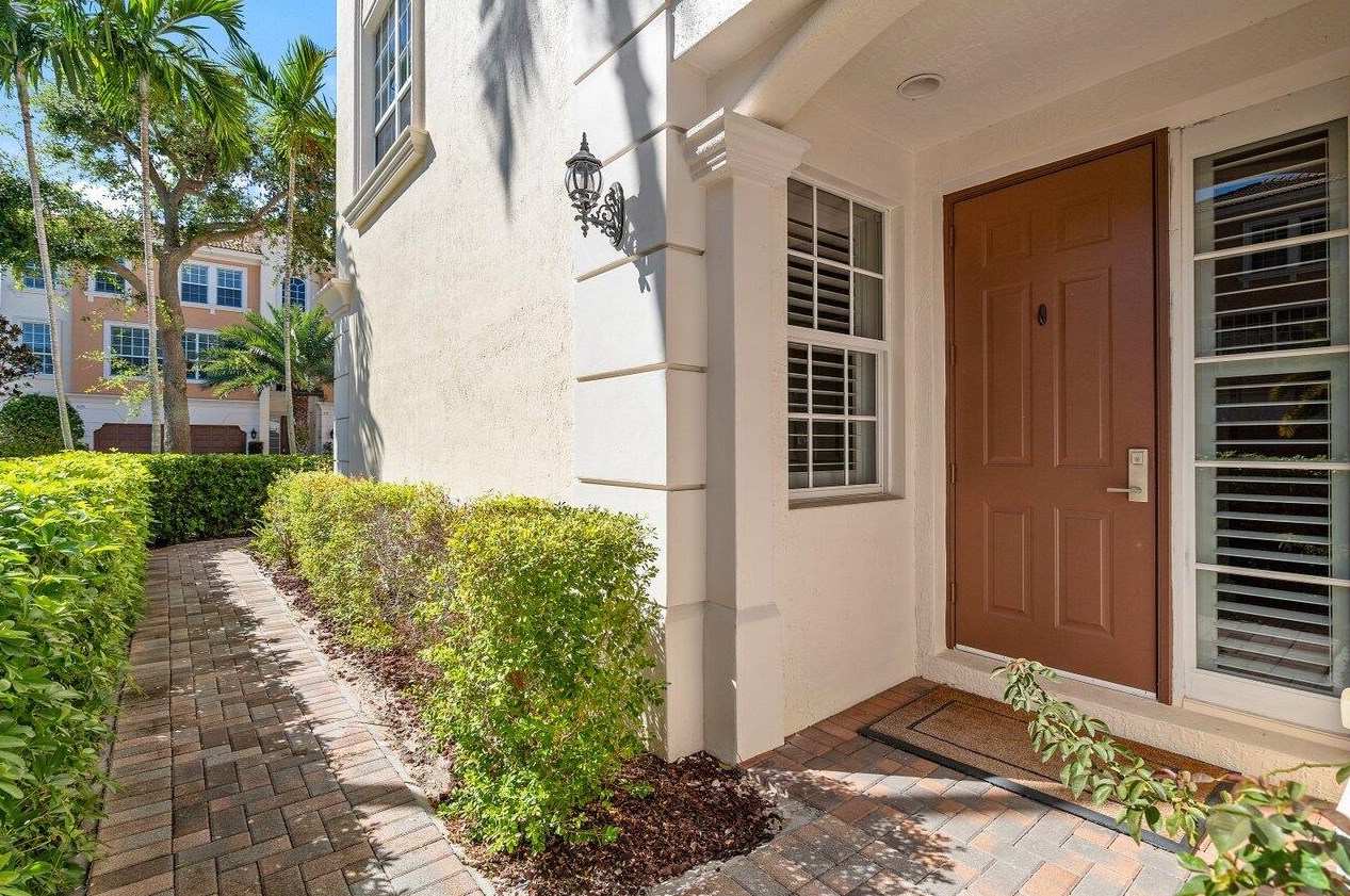 617 Francesca Ln, Boca Raton, FL 33487-5211