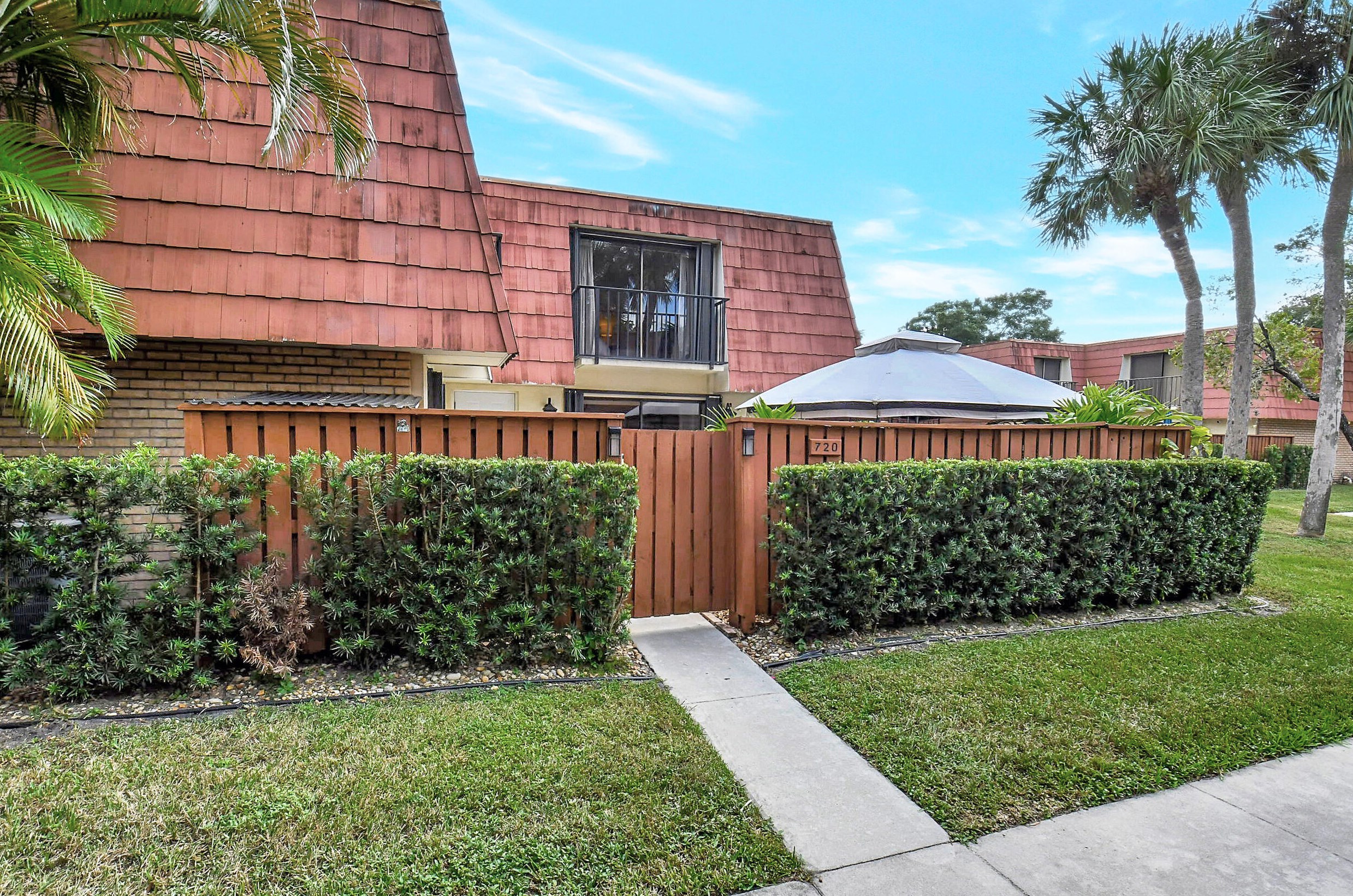 720 Buttonwood Ln, Boynton Beach, FL 33436-7125