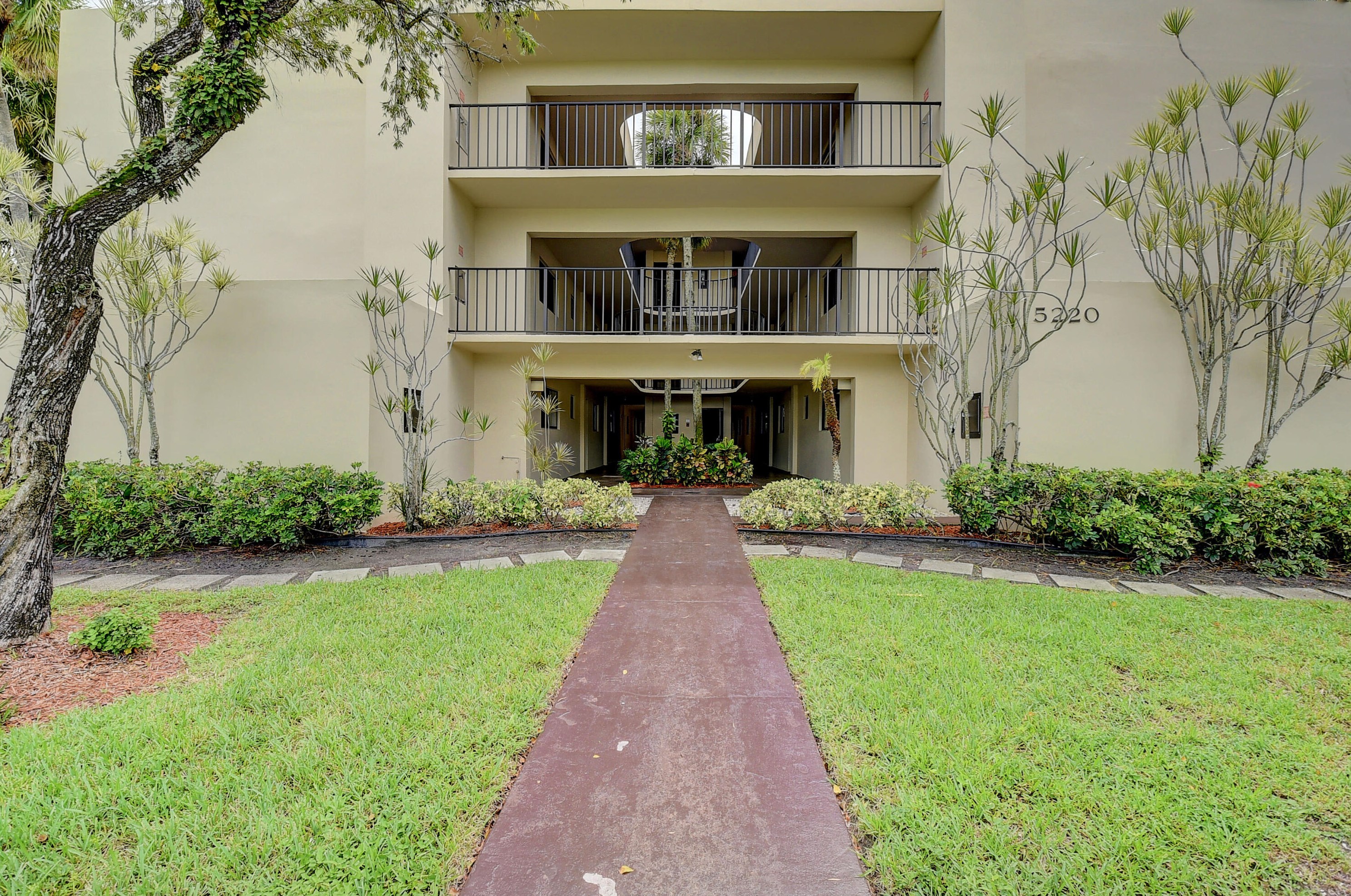 5220 Las Verdes Cir #205, Delray Beach, FL 33484
