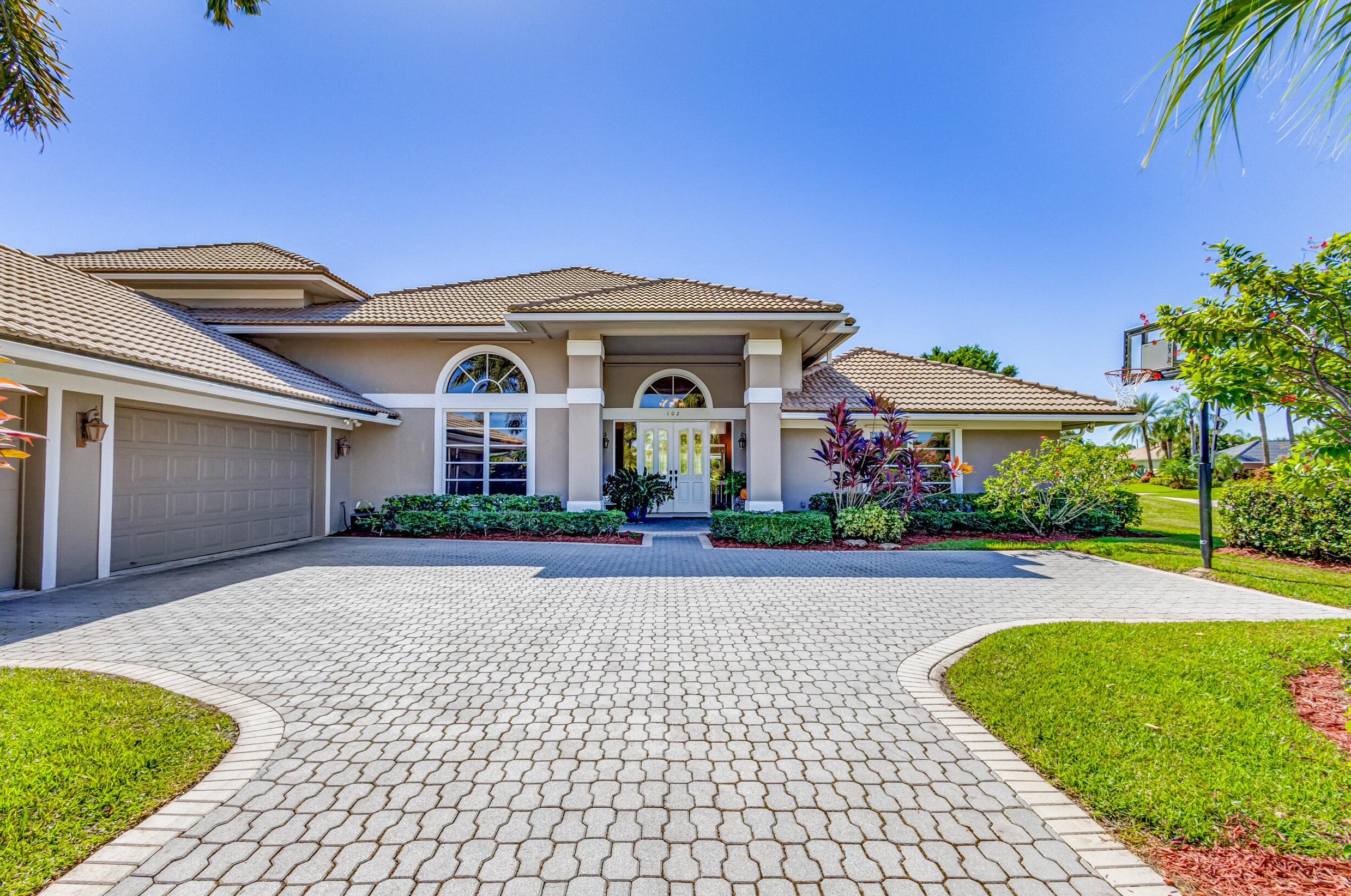 102 Sandbourne Ln, West Palm Beach, FL 33418-8086