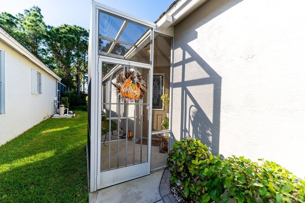 556 Indian Key Dr, Fort Pierce FL  34986-2051 exterior