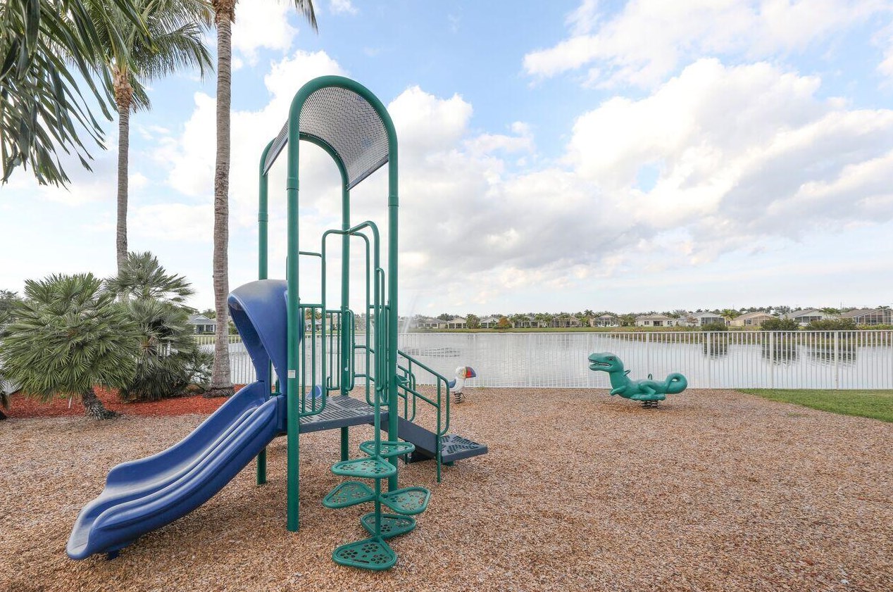 556 Indian Key Dr, Fort Pierce FL  34986-2051 exterior