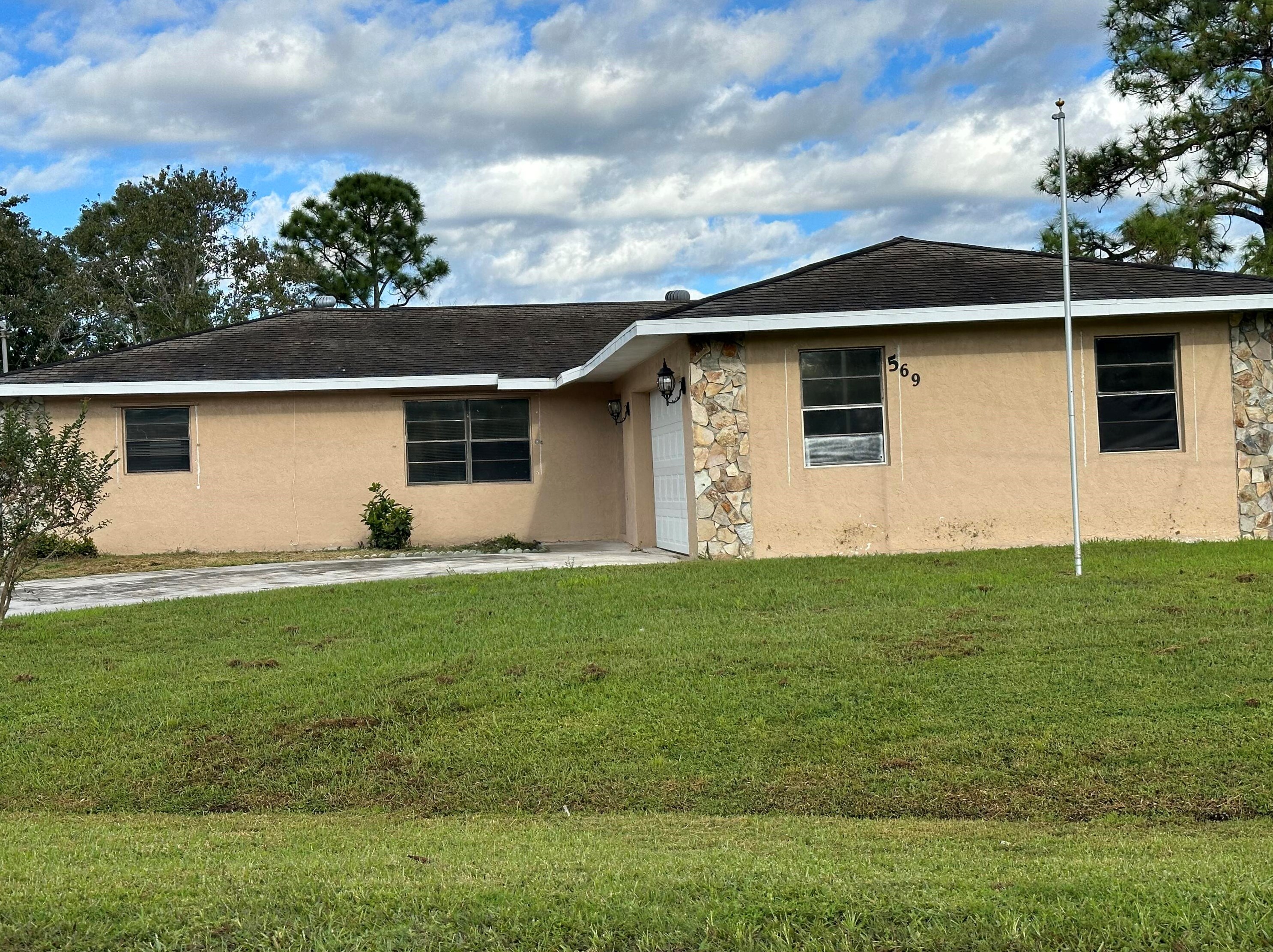 569 Se Fallon Dr, Fort Pierce, FL 34983