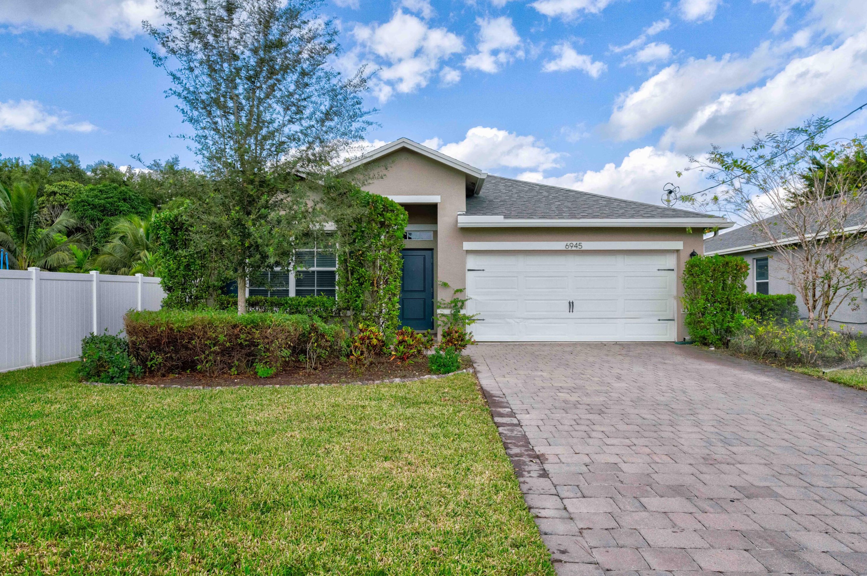 6945 Palm Garden St, Jupiter, FL 33458-3881