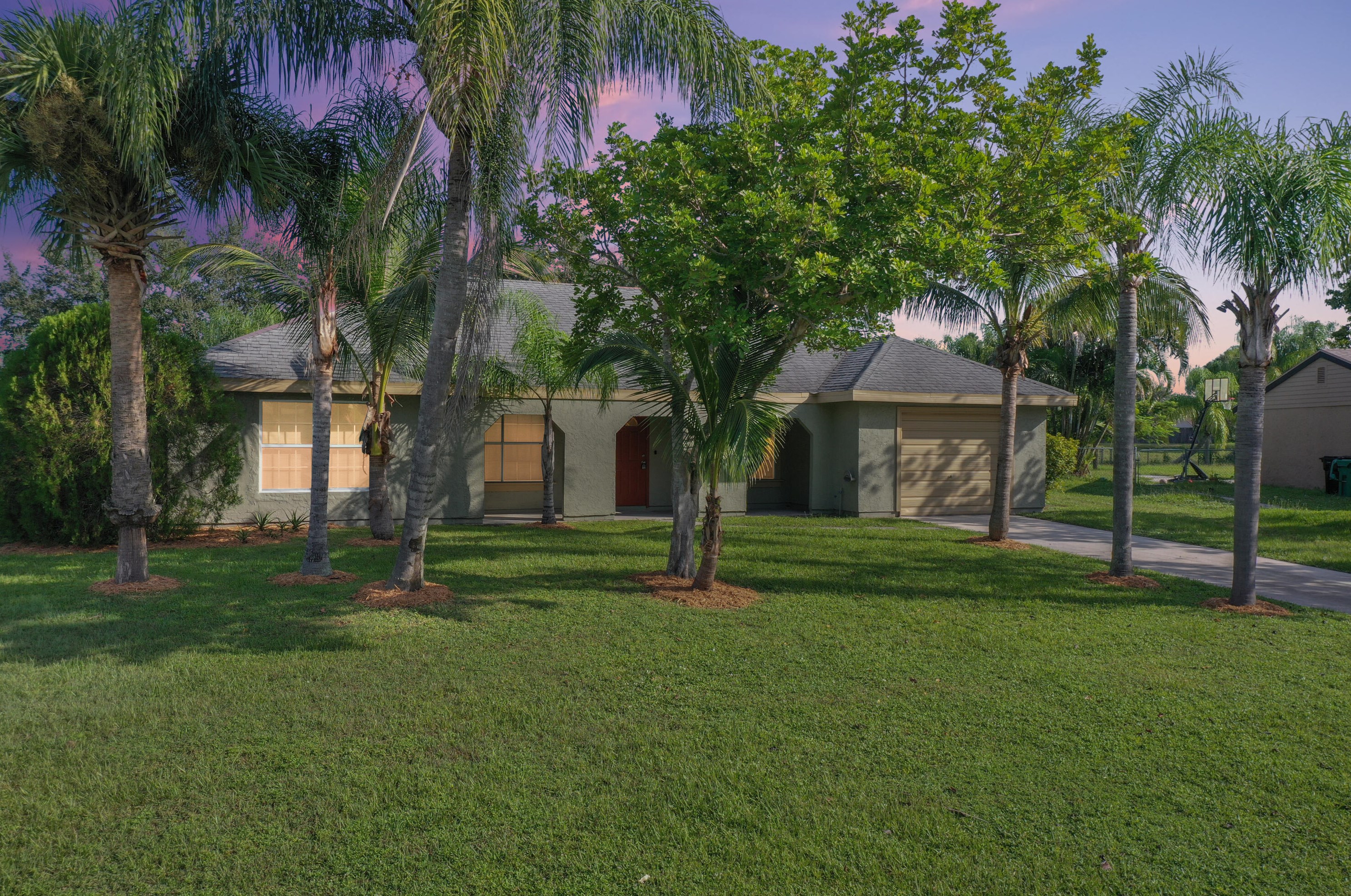 737 Sw Belmont Cir, Fort Pierce, FL 34953