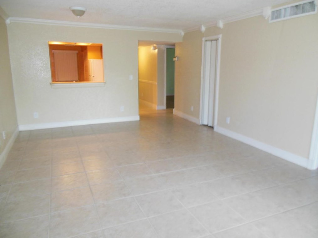 2517 S 17th St #107, Fort Pierce, FL 34982