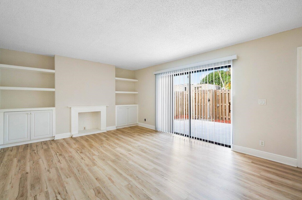 109 Lake Arbor Dr, Lake Worth FL  33461-2103 exterior