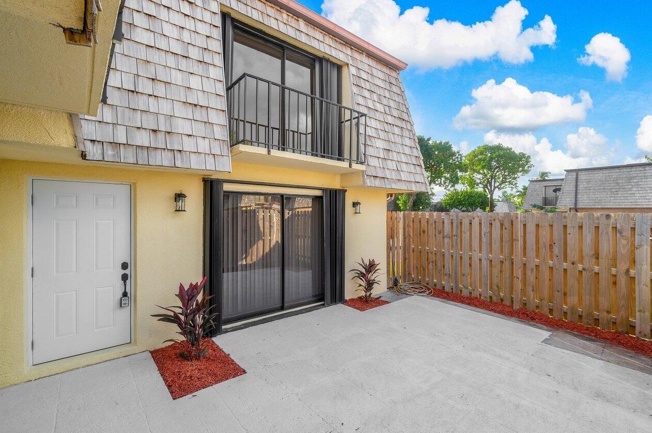 109 Lake Arbor Dr, Lake Worth FL  33461-2103 exterior
