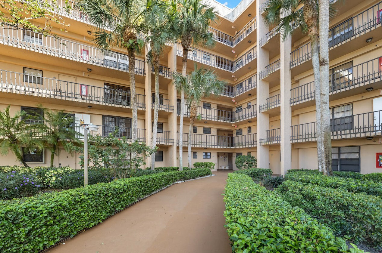 4700 Lucerne Lakes Blvd #204, Lake Worth, FL 33467