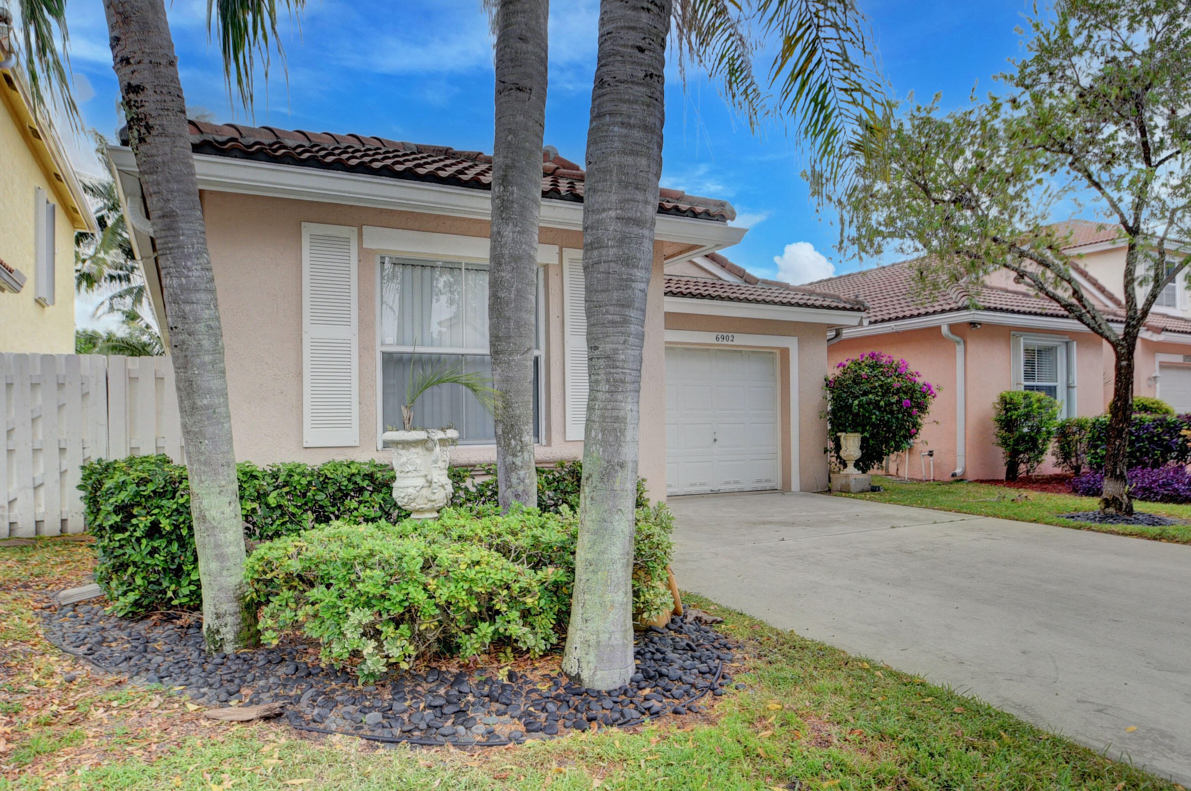 6902 Desert Inn Ter, Lake Worth, FL 33463