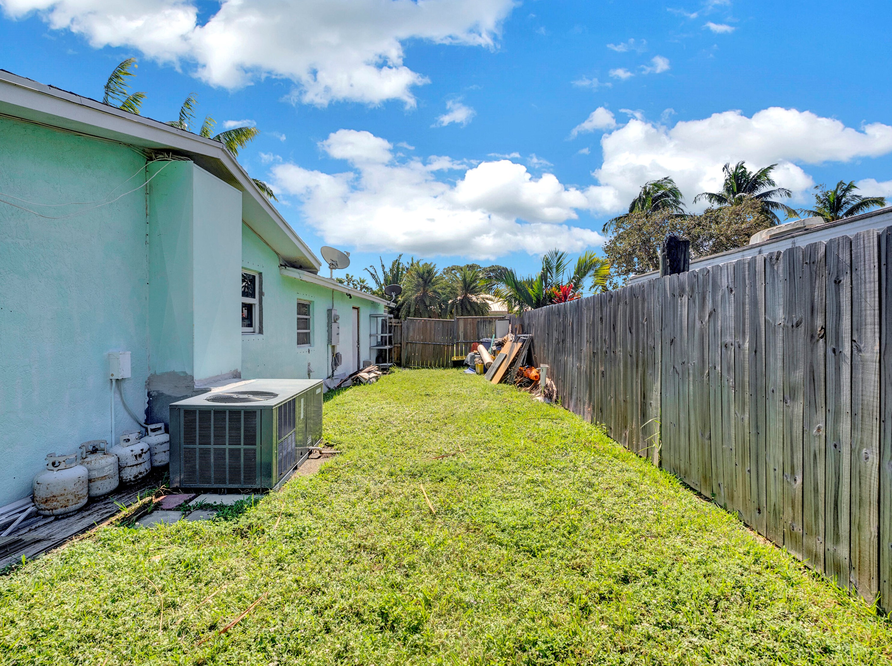 647 9th Ave, Boynton Beach FL  33435-3209 exterior
