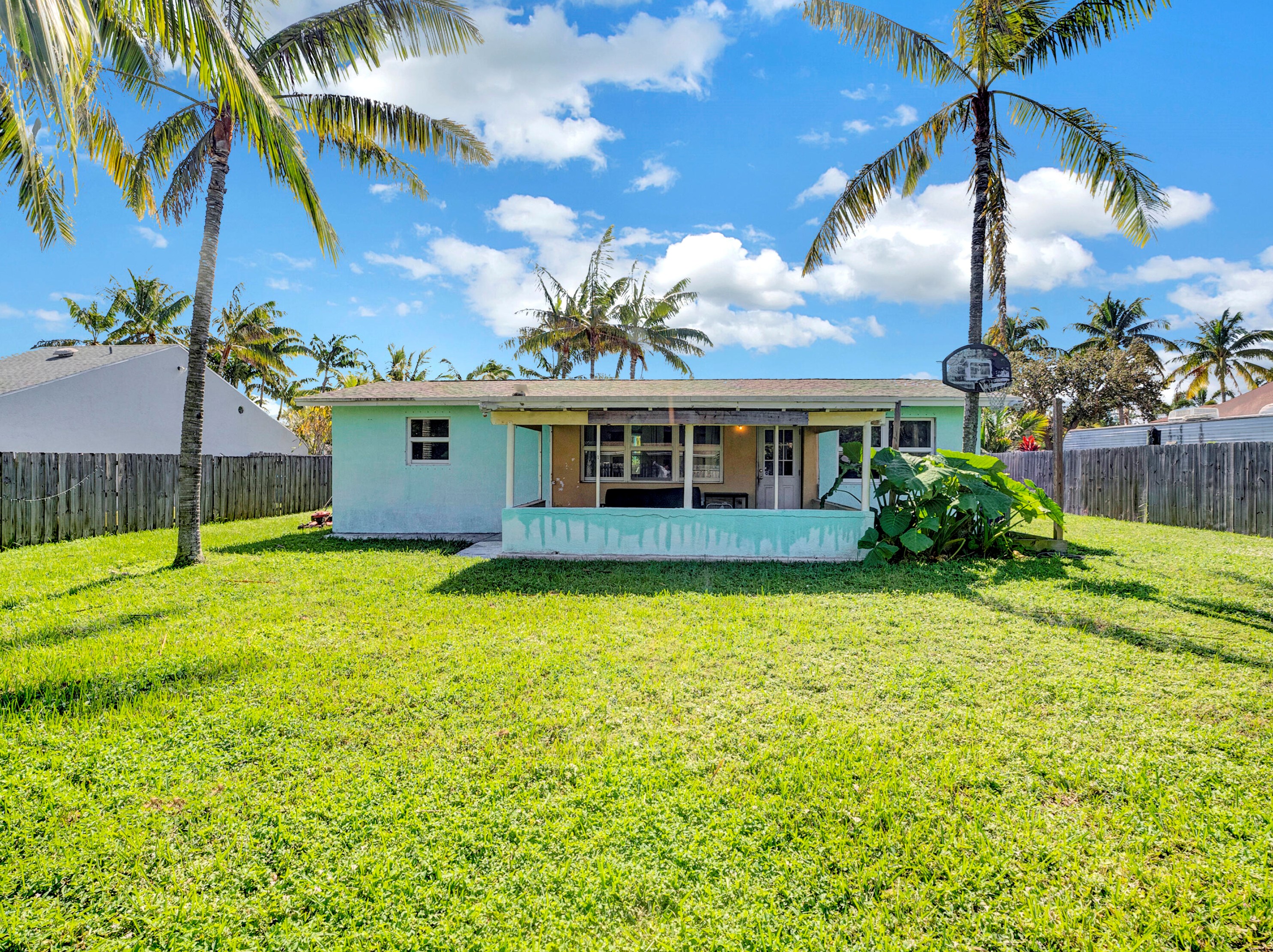647 9th Ave, Boynton Beach FL  33435-3209 exterior