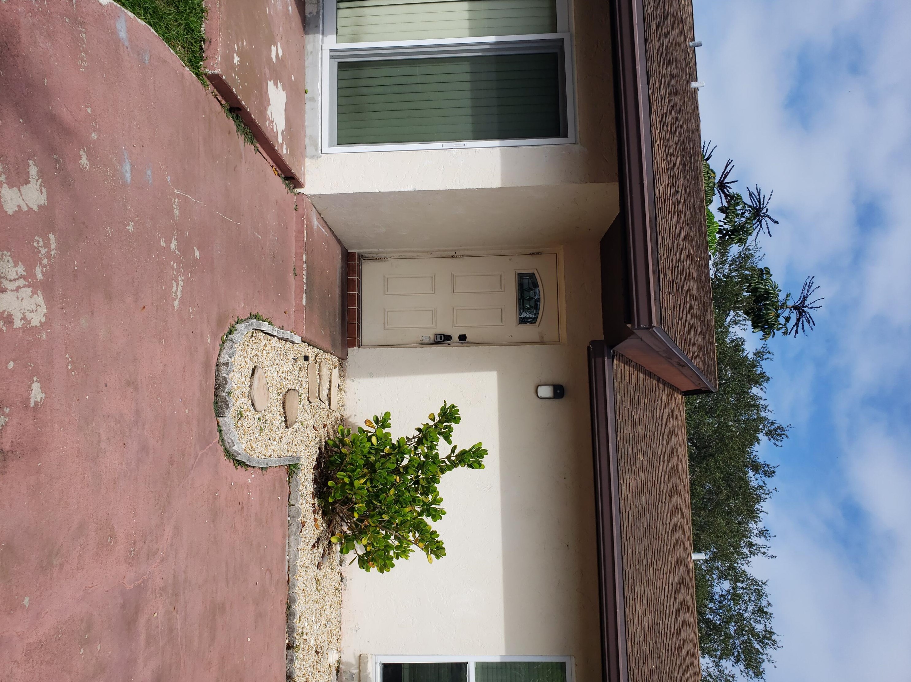 5673 Biscayne Dr, Lake Worth, FL 33463-4719