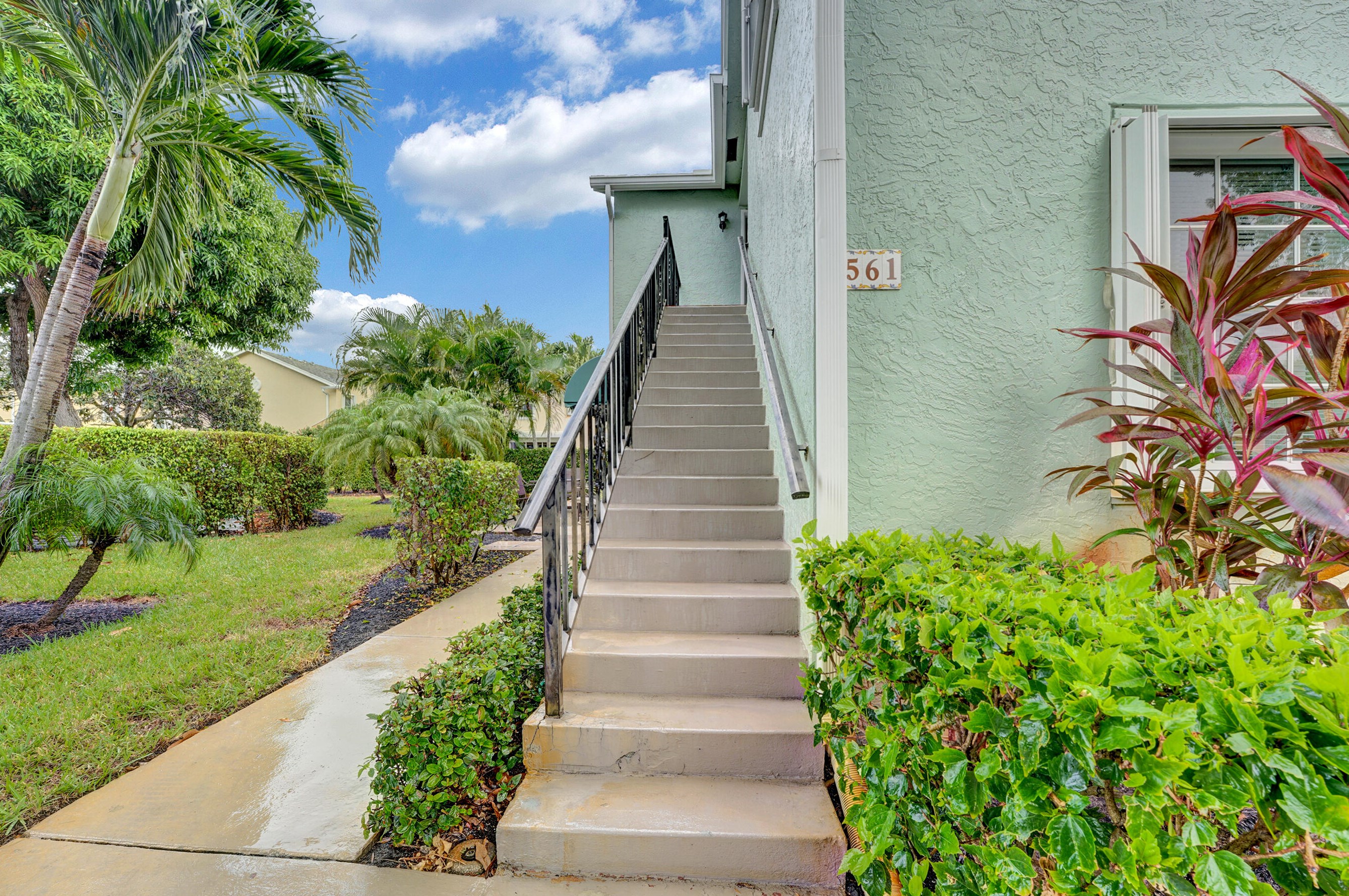 561 Waterside Dr, Lake Worth, FL 33462