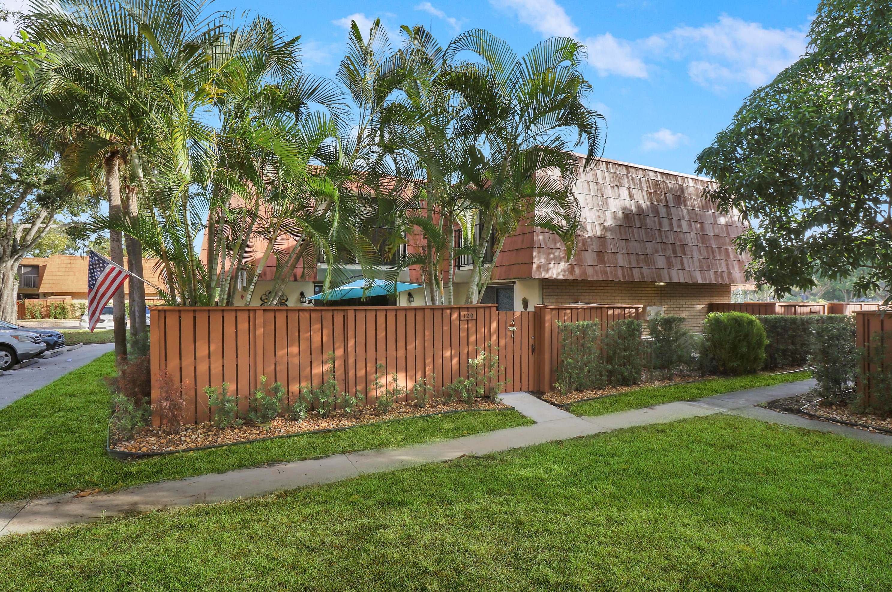 120 Buttonwood Ln, Boynton Beach, FL 33436-7120