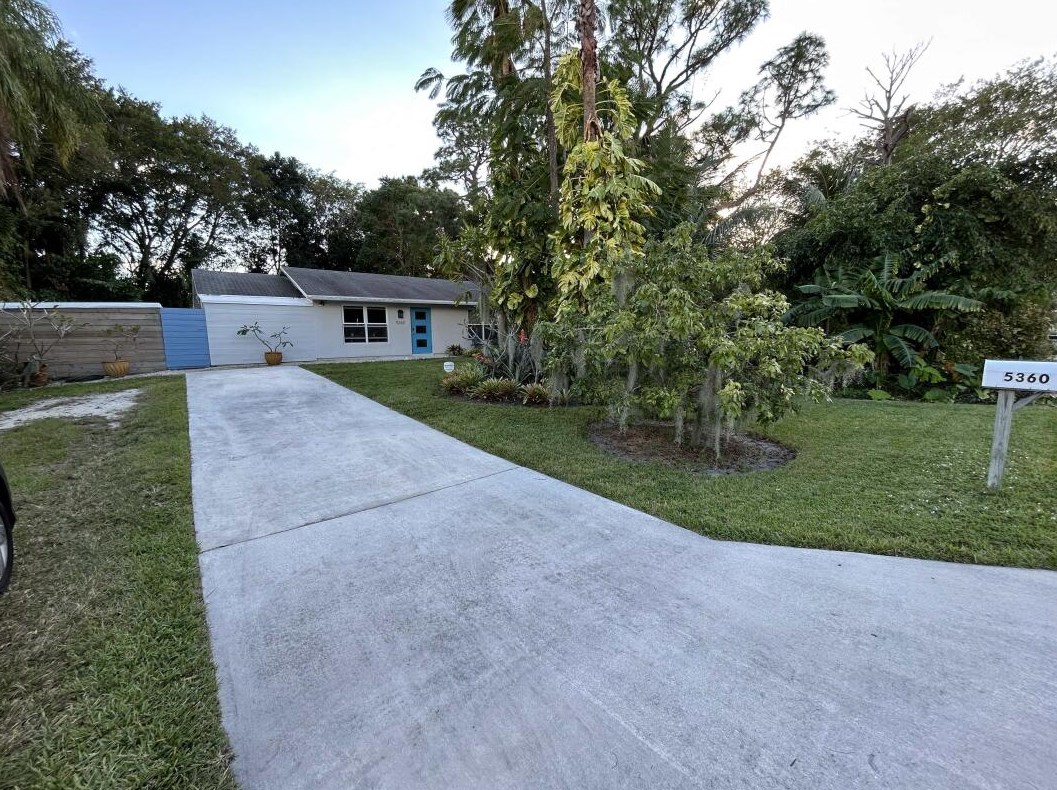 5360 Woodland Dr, Delray Beach, FL 33484-1124