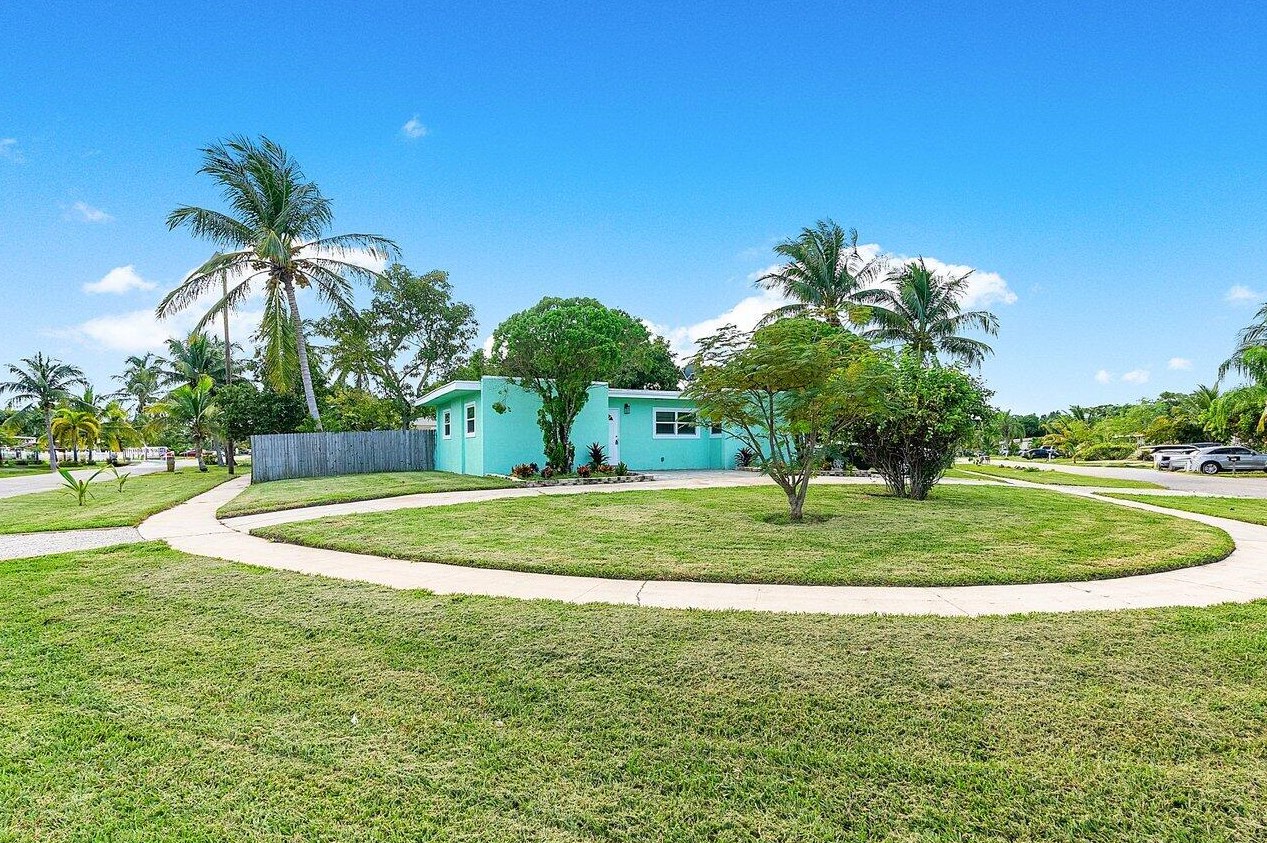 560 Sioux Rd, Lake Worth, FL 33462-2112