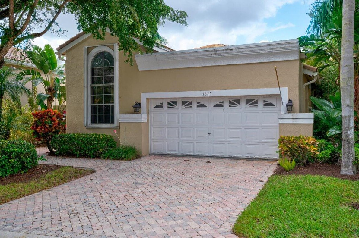 4542 Carlton Golf Dr, Lake Worth, FL 33449