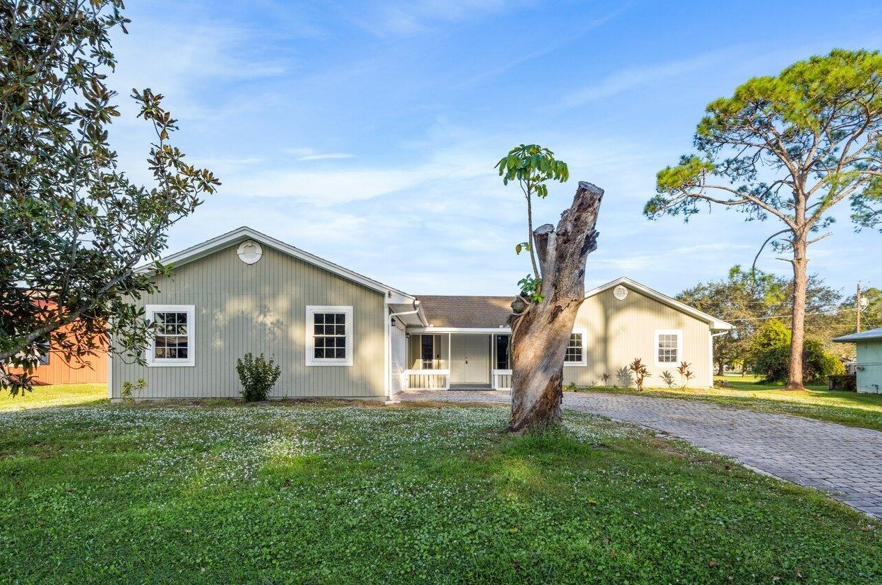 633 Ne Larkspur Ln, Fort Pierce, FL 34953