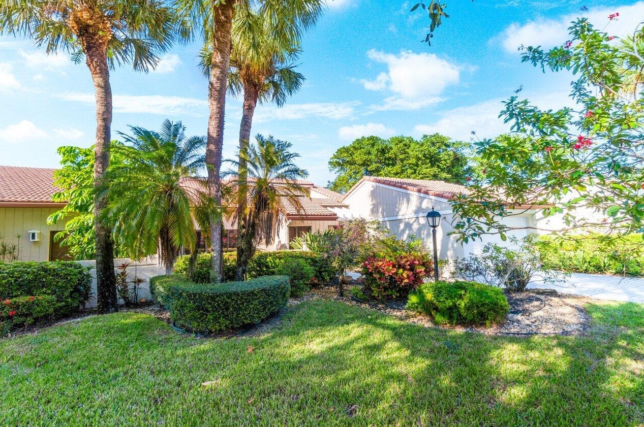 25 Glens Dr W, Boynton Beach, FL 33436