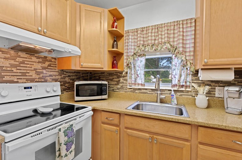 124 Dorchester F, West Palm Beach, FL 33417