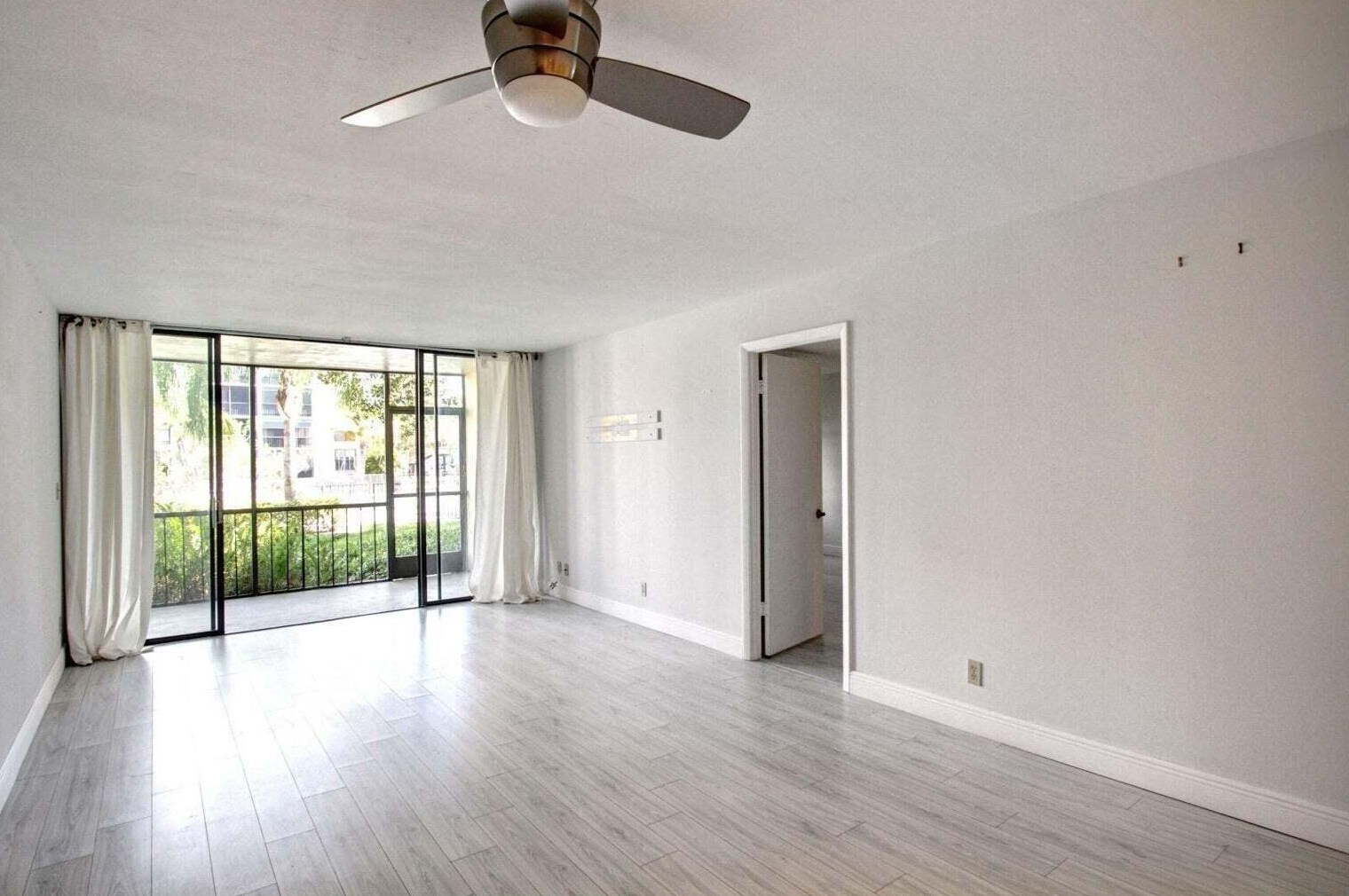 11 Royal Palm Way #1040, Boca Raton, FL