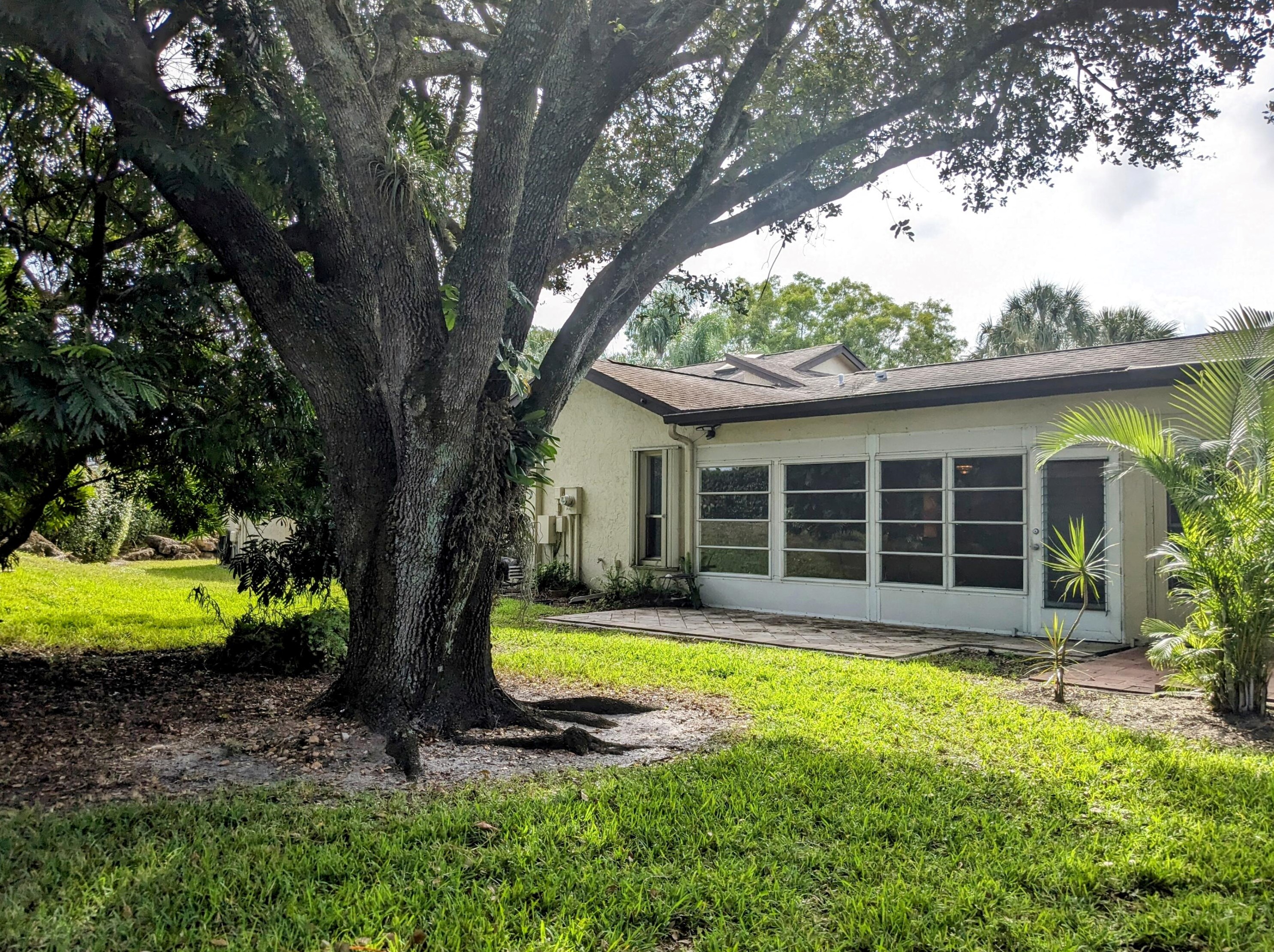 102 Village Walk Dr, West Palm Beach, FL 33411