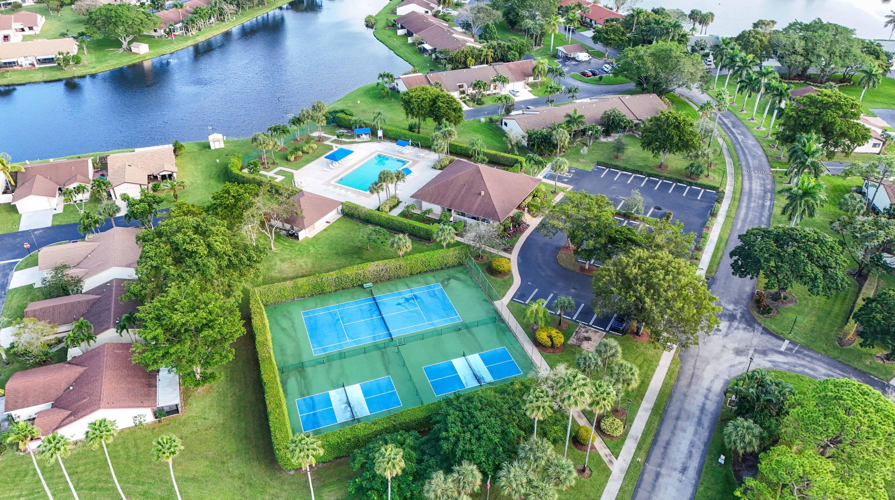 28 Camden Ln, Boynton Beach FL 33426-7704 exterior
