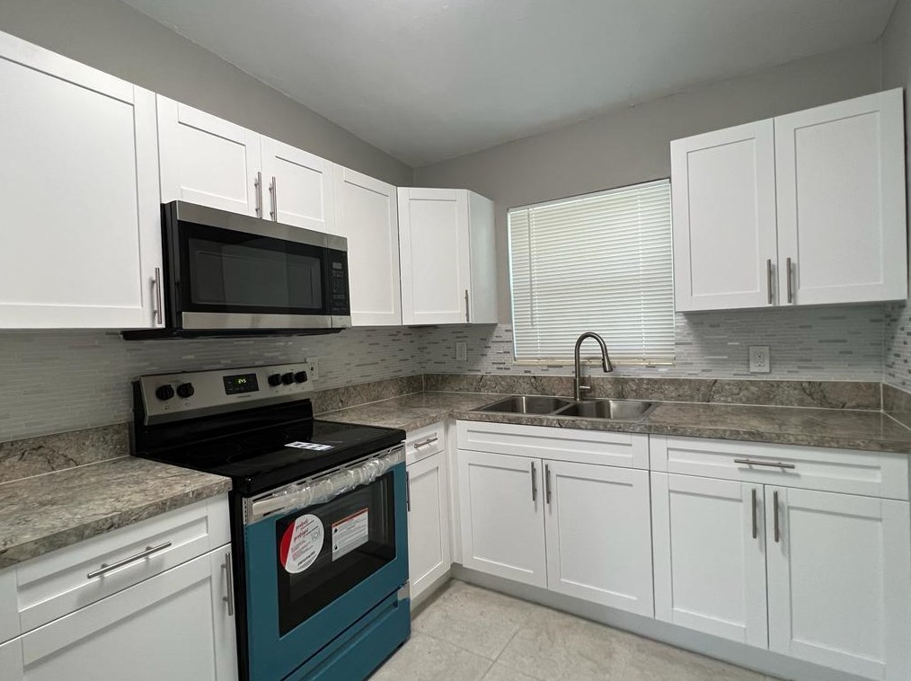 3990 Plum Tree Dr, Lake Worth, FL 33462